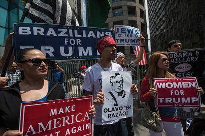 Grupo de brasileiros faz ato em defesa de Trump em São Paulo, no final de outubro.