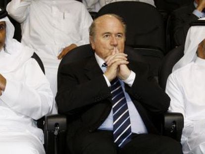 Blatter, no centro, com Mohamed Bin Hammam, à direita, e o sheik Khalifa bin Ahmed Al-Thani, presidente da federação do Catar, em 2008.