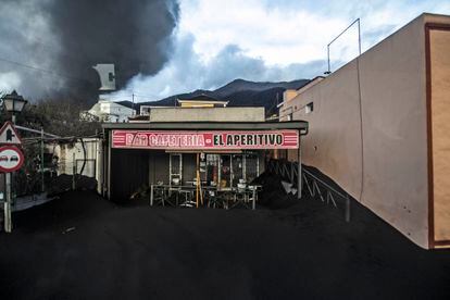 Aspecto do terraço de um bar em Jedey, na zona de exclusão do Vulcão Cumbre Vieja, em La Palma.