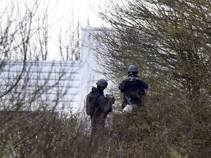 Polícia cerca a área industrial, onde se encontram os suspeitos do ataque ao "Charlie Hebdo".
