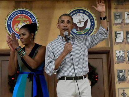 O casal Obama na base militar do Havaí em 25 de dezembro.