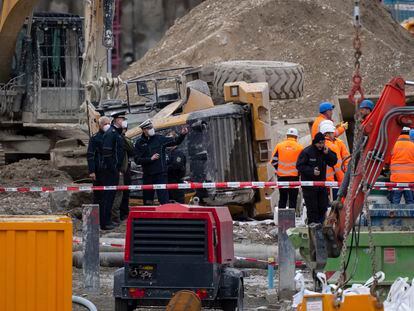 Bombeiros, policiais e funcionários ferroviários trabalham no local da explosão de uma bomba que deixou quatro pessoas feridas em Munique.