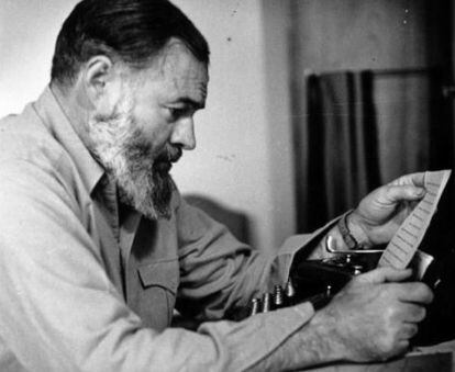 Hemingway, sempre tão fotogênico, com sua máquina de escrever.