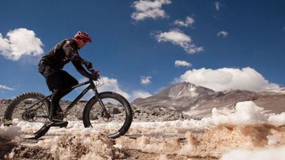 Rota de bicicleta de montanha no vulcão Olhos do Salgado, no Chile