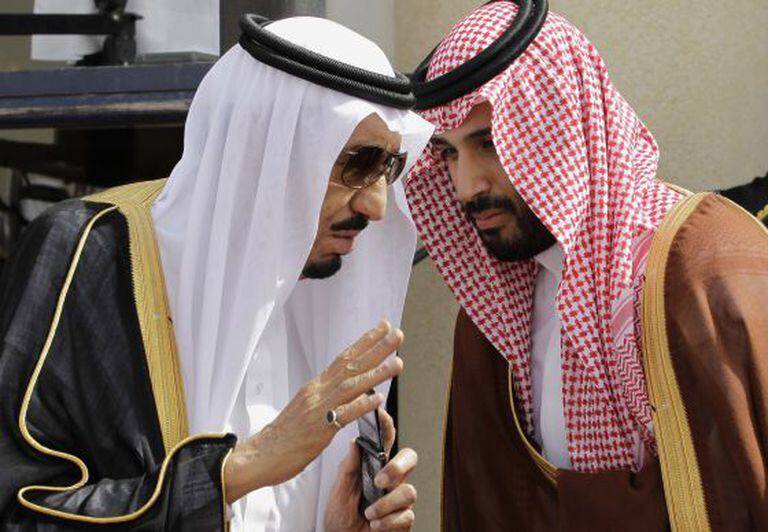 O rei Salman conversa com seu filho Mohamed Bin Salman, em 2012.