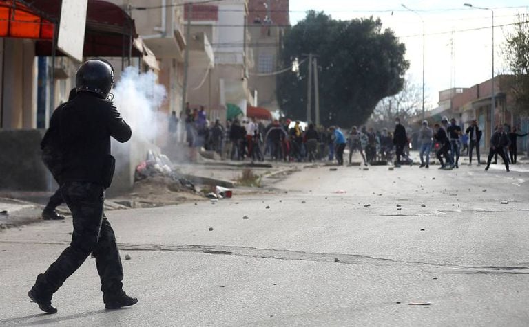 Enfrentamento entre a polícia antidistúrbios e manifestantes na terça-feira em Kasserine (norte da Tunísia).