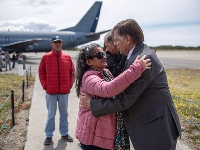 Parentes de tripulantes do avião militar que desapareceu na Antártica chegam à base militar em Punta Arenas, no Chile.