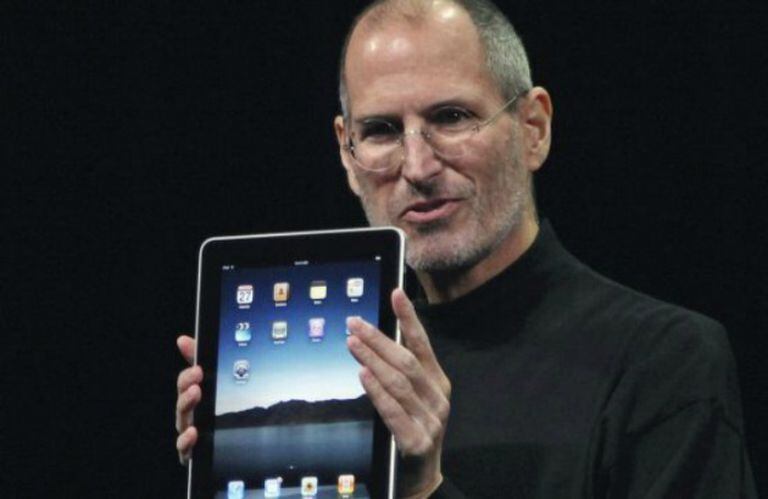O fundador de Apple, Steve Jobs, na apresentação do iPad em 2010.