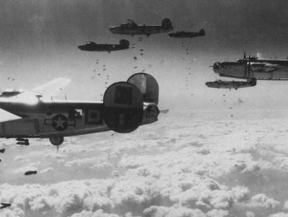 Esquadrão de bombardeiros dos EUA, durante um ataque estratégico sobre a Alemanha. 