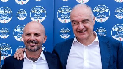O candidato a prefeito de Roma pelo Irmãos da Itália, Enrico Michetti (à direita), e seu assessor Francesco Cuomo, durante a apresentação de candidaturas no último dia 7. 