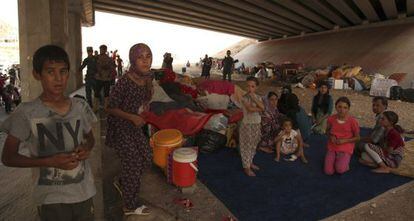 Refugiados yazidis, sob uma ponte em Dohuk, no Curdistão.