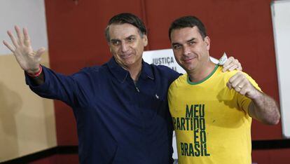 Bolsonaro e Flávio, no primeiro turno da eleição presidencial em 2018.