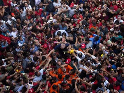 Lula entre apoiadores após o discurso que fez em São Bernardo do Campo no dia em que se entregou à PF