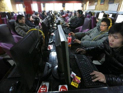 Computadores em uso numa LAN house de Pequim, em imagem de arquivo.