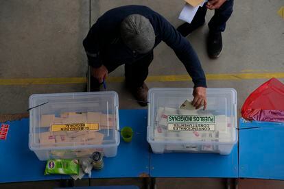 Eleitor deposita seu voto em Santiago neste sábado.