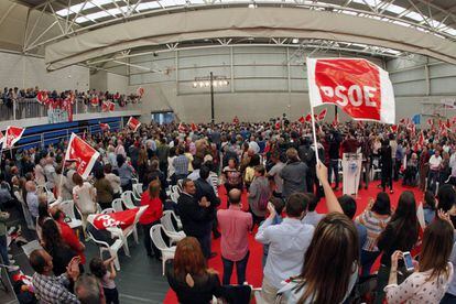 Militantes do PSOE participam de um comício de um dos candidatos nas primárias para a Secretaria-geral.