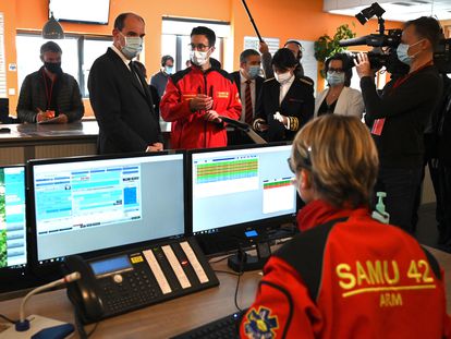 O primeiro-ministro da França, Jean Castex, conversa com funcionários de um pronto-socorro em Saint-Etienne (sudeste).
