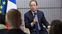François Hollande com estudantes de um instituto de indústria artesanal.