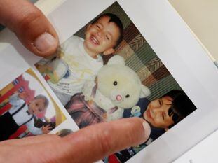 Abdullah Kurdi mostra uma fotografia de seus filhos Alan e Ghalib, mortos no naufrágio do barco em que viajavam em 2 de setembro de 2015, durante entrevista à Reuters em Erbil (Iraque), em fevereiro.