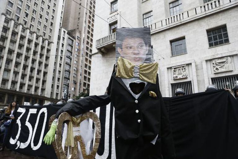 O boneco de Haddad, no 'casamento' com a catraca.