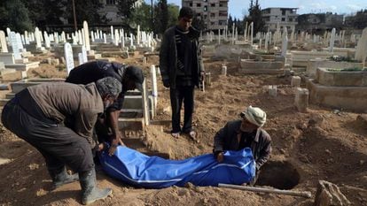 Sírios enterram um corpo em Guta, na quinta-feira