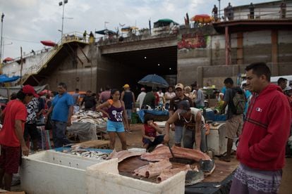 Comerciantes e compradores sem máscaras de proteção em uma feira no porto de Manaus. 