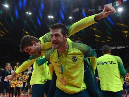 Jogadores de vôlei comemoram o ouro do Brasil que fechou a Rio 2016