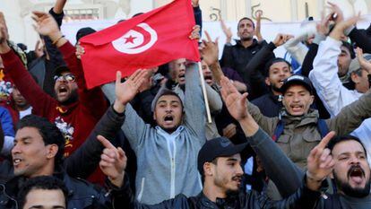 Milhares de tunisianos comemoram o sétimo aniversário da revolução que acabou com o regime de Zin el Abidin Ben Ali