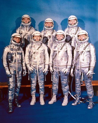 El grupo de astronautas conocido como Mercury Seven.  En la fila superior, de izquierda a derecha, Alan Shepard, Gus Grissom y Gordon Cooper.  En la fila inferior, en el mismo orden, Walter Schirra, Deke Slayton, John Glenn y Scott Carpenter.  NASA