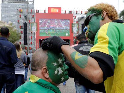 Brasileiros se reúnem em Moscou antes de abertura da Copa.