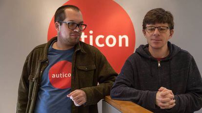Andrew Ring e Evan Rochte, autistas e empregados da Auticon, na sede da empresa em Santa Monica, Califórnia.