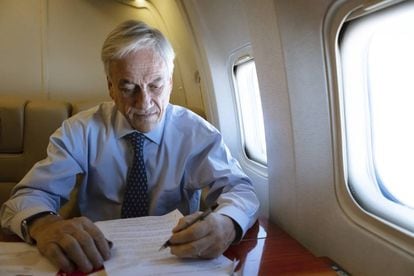 O presidente do Chile, Sebastián Piñera, na terça-feira no avião presidencial.