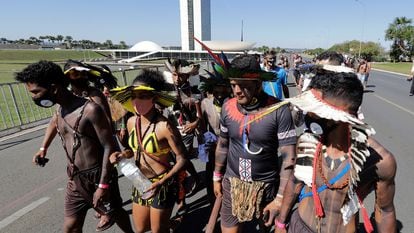 Indígenas se afastam do Congresso Nacional após enfrentamento com a polícia na segunda-feira.