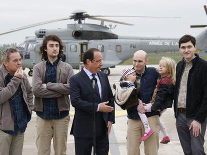 Hollande com os jornalistas libertados e os filhos de um deles.