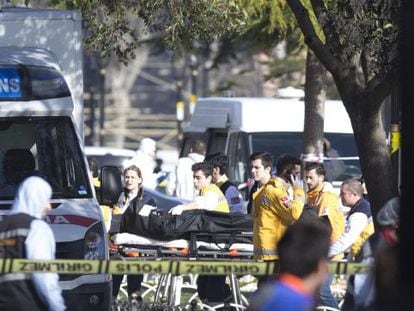 Paramédicos turcos transportam corpo de uma vítima no local.