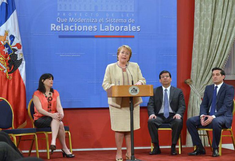 Bachelet assina o projeto da reforma trabalhista chilena.