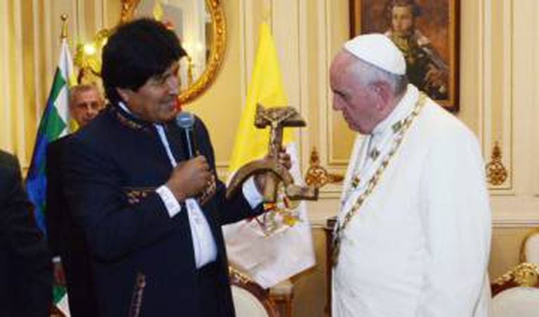 Evo Morales, entregando o presente ao Papa. Efe/Agencia Boliviana de Información EFE
