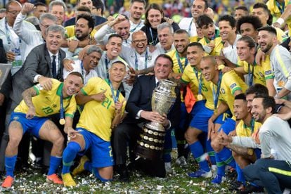 Bolsonaro posa com jogadores após a conquista da Copa América de 2019, no Maracanã.