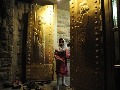 Uma menina às portas do santuário de Chak Chak, no Irã, lugar de peregrinação para os zoroastristas.