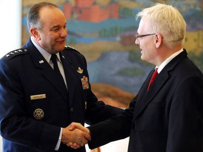 O presidente croata Ivo Josipovic (direita) recebe o general Philip Breedlove, máximo responsável militar da OTAN na Europa.