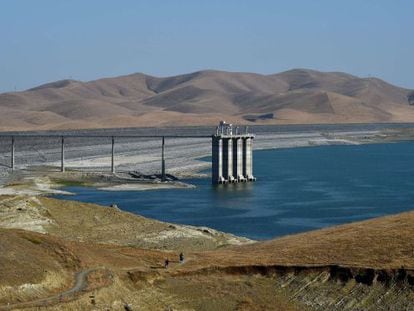 Represa no vale central da Califórnia, com 21% de sua capacidade.