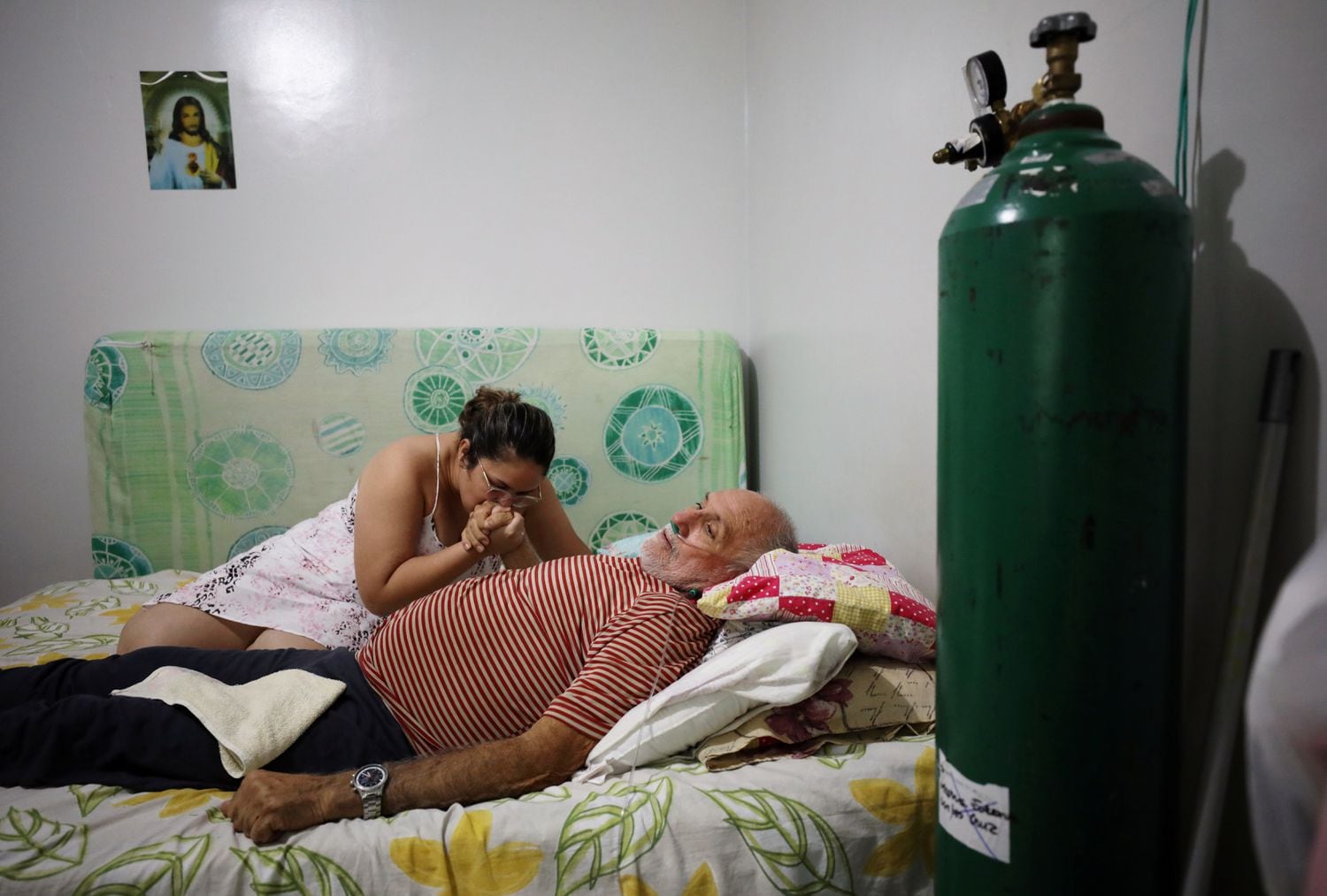 Paciente de coronavírus no improvisado pronto-socorro que sua filha montou para ele em casa, nesta quarta-feira, em Manaus.