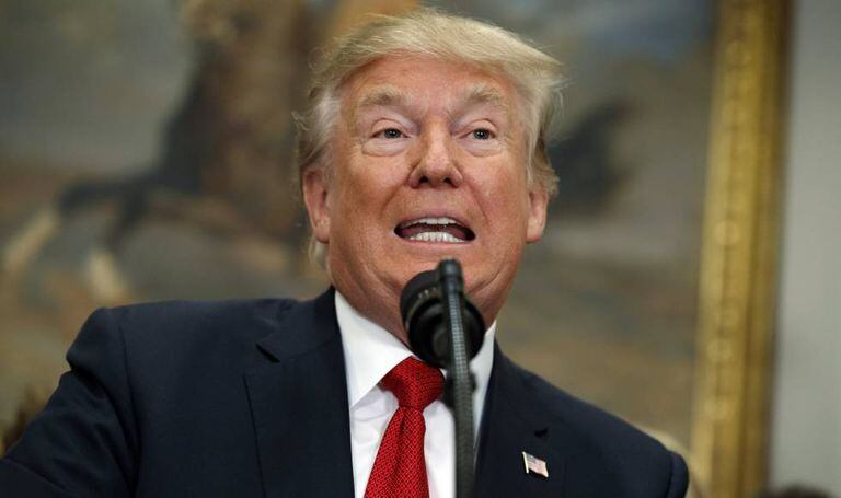 Em uma imagem de 12 de outubro, o presidente dos EUA, Donald Trump, fala para jornalistas na Casa Branca.