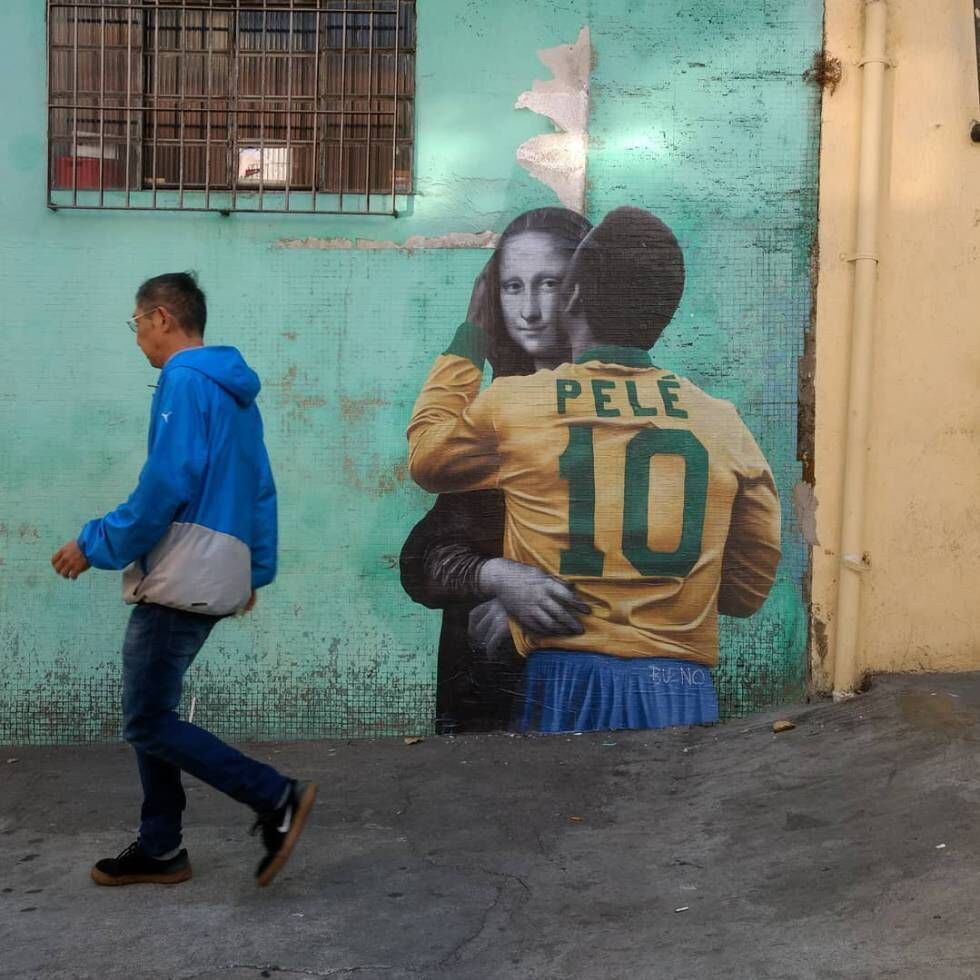 O lambe-lambe de Pelé beijando a Mona Lisa, em São Paulo.