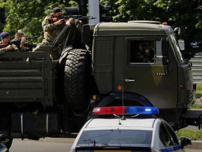 Um caminhão com milicianos a caminho do aeroporto de Donetsk.