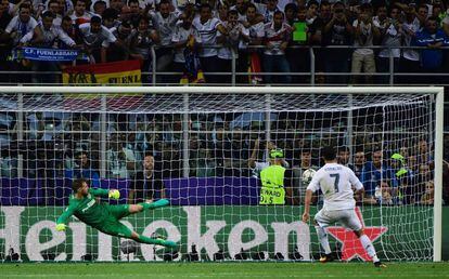 Cristiano Ronaldo cobra o pênalti que dá o 11.º título ao Real Madrid.
