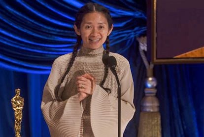 Chloé Zhao recebe o Oscar de melhor direção durante a premiação deste domingo.