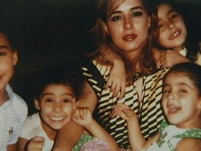 Alanoud Alfayez e suas filhas em uma foto antiga postada nas redes sociais.