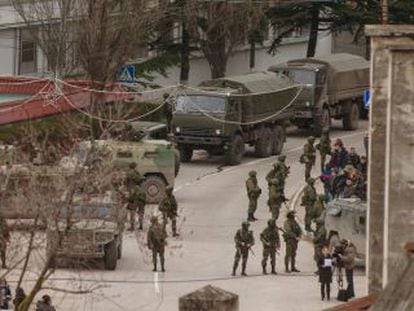 Tropas uniformizadas e sem identificação montam guarda em Balaklava, nos arredores de Sebastopol, na Ucrânia