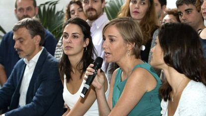 A deputada Tania Sánchez (2ª à direita), junto com a porta-voz na Prefeitura de Madri, Rita Maestre (2ª à esquerda), durante a apresentação da plataforma “Adiante Podemos”.